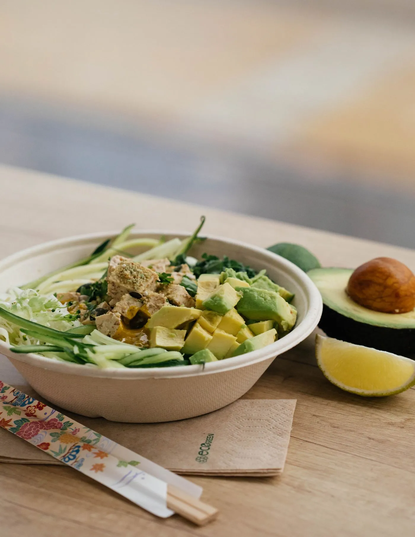 Bát salad với bơ, đậu phụ và rau củ tươi